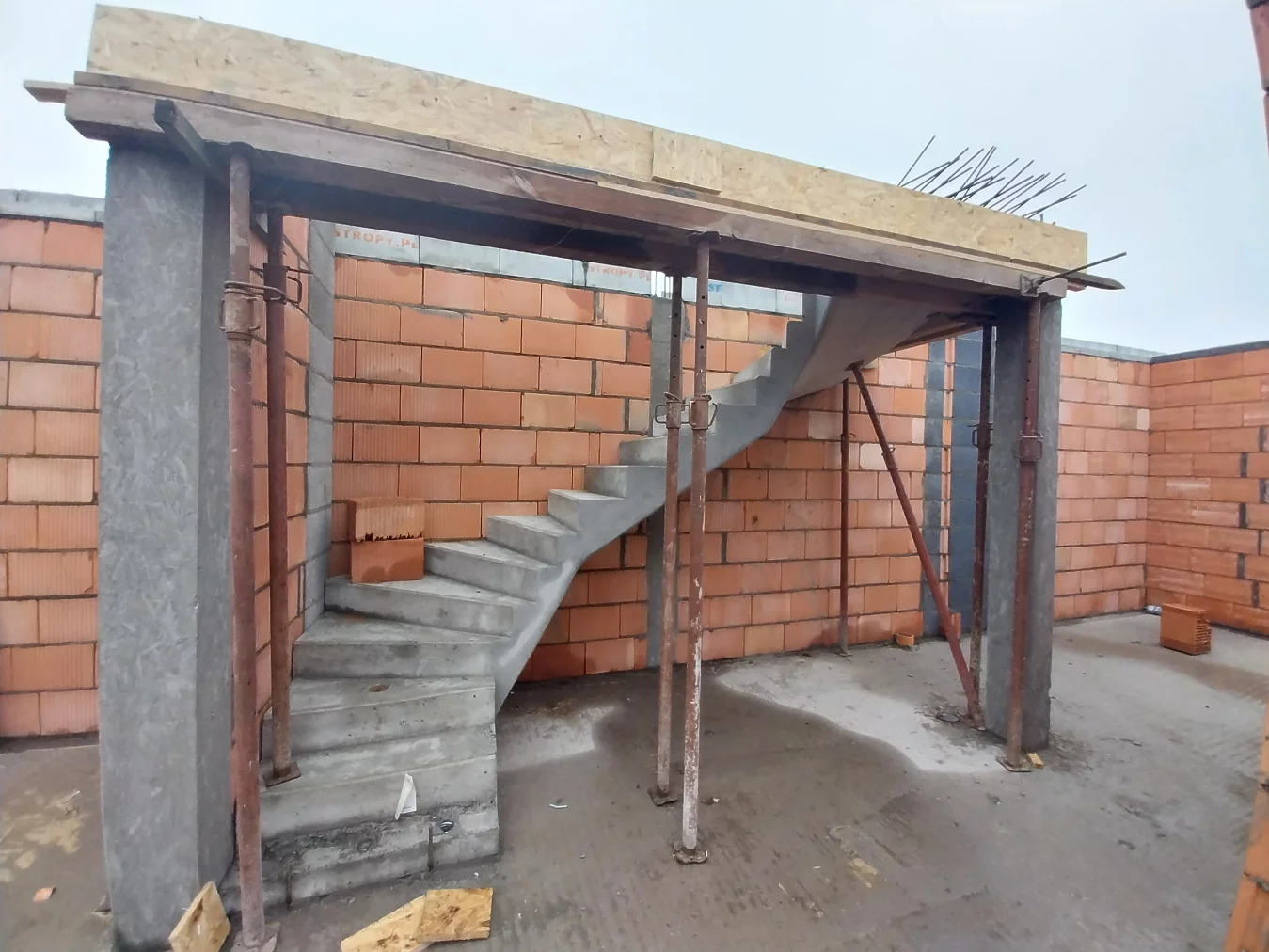 Montaż schodów żelbetowych prefabrykowanych
